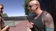 Blondine schneidet ihren tennisunterricht kurz, um vor der kamera gefickt zu werden