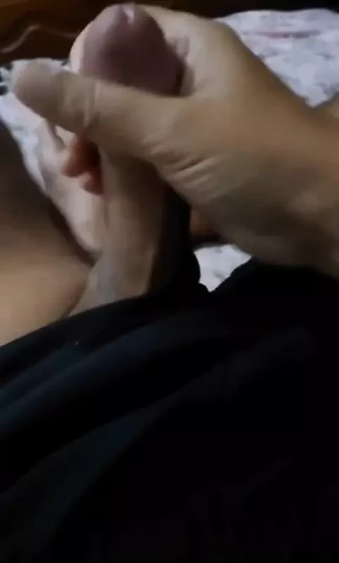 Ladysilva在床上热辣打手枪