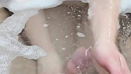 Bade-handjob endet mit heißem unterwasser-abspritzen!