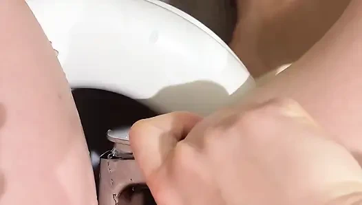 besarnya bisa kamu lihat melalui kaosnya