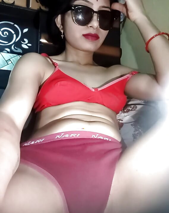 Minha esposa mostrando sua buceta na cam show Mavin