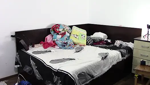 Sexy brünette, die nackte hausarbeiten macht