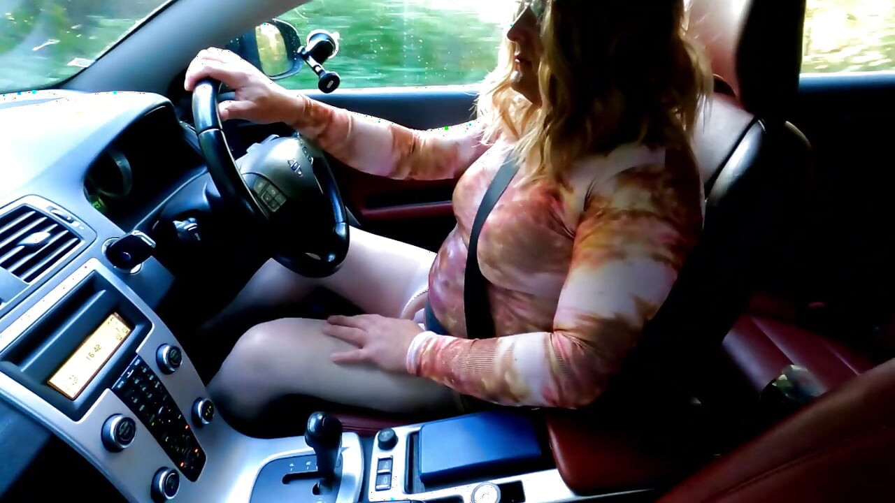 แต่งตัวข้ามเพศ Kellycd2022 เพื่อขับรถลงถนน