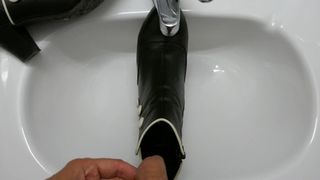 在同事的鞋里撒尿（踝靴）