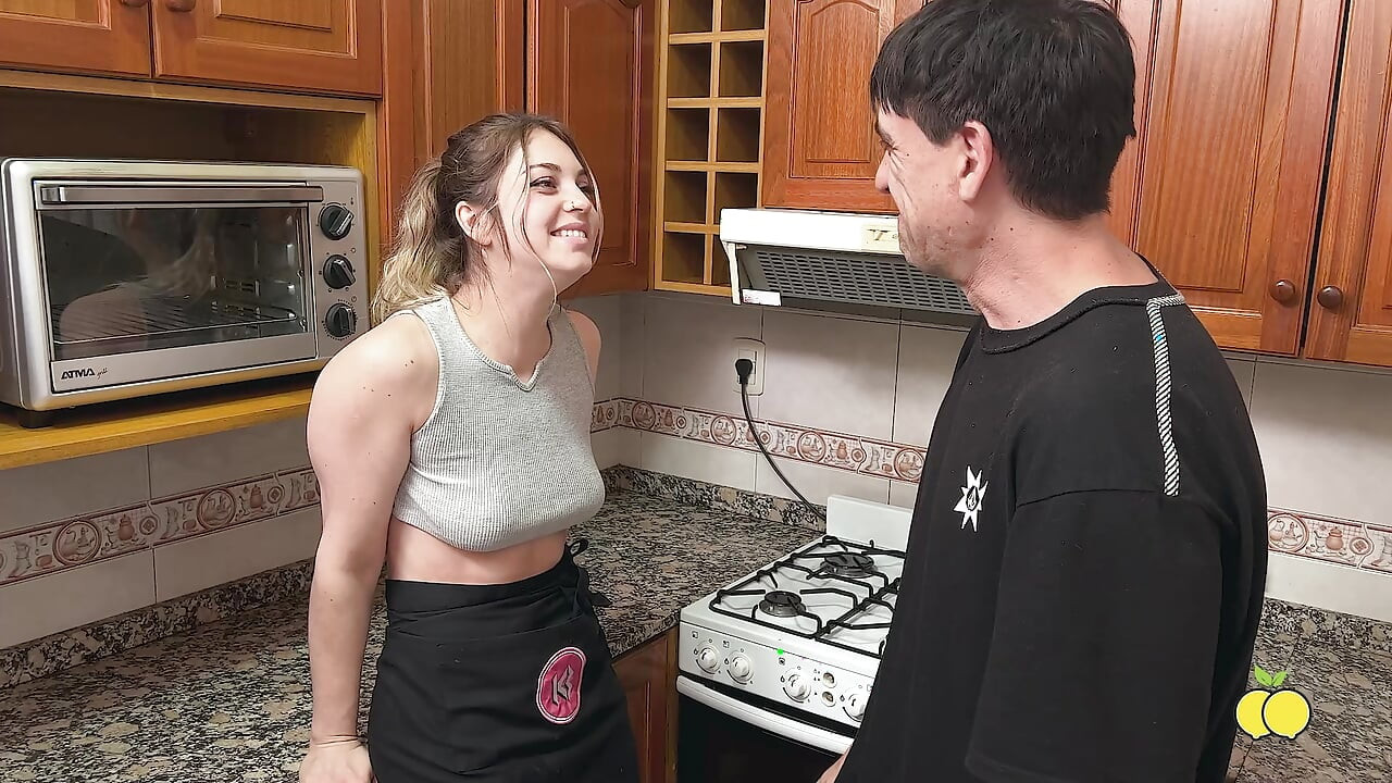 Delivery de helado se coge a la esposa mientras el marido busca dinero