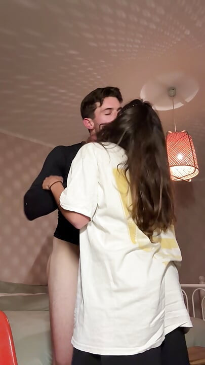 ビデオ通話中に無礼に邪魔され(激しくセックスもされました)