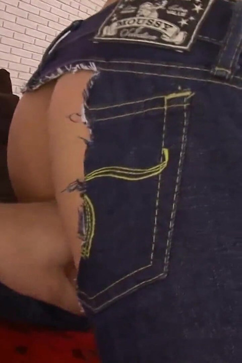 Η πουτάνα γαμιέται με δονητή και στη συνέχεια καβαλάει δύο τεράστιες πούτσες για να χύσει