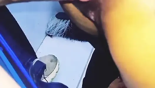 Mature woman know how to give the ass without frills, she opens it all.