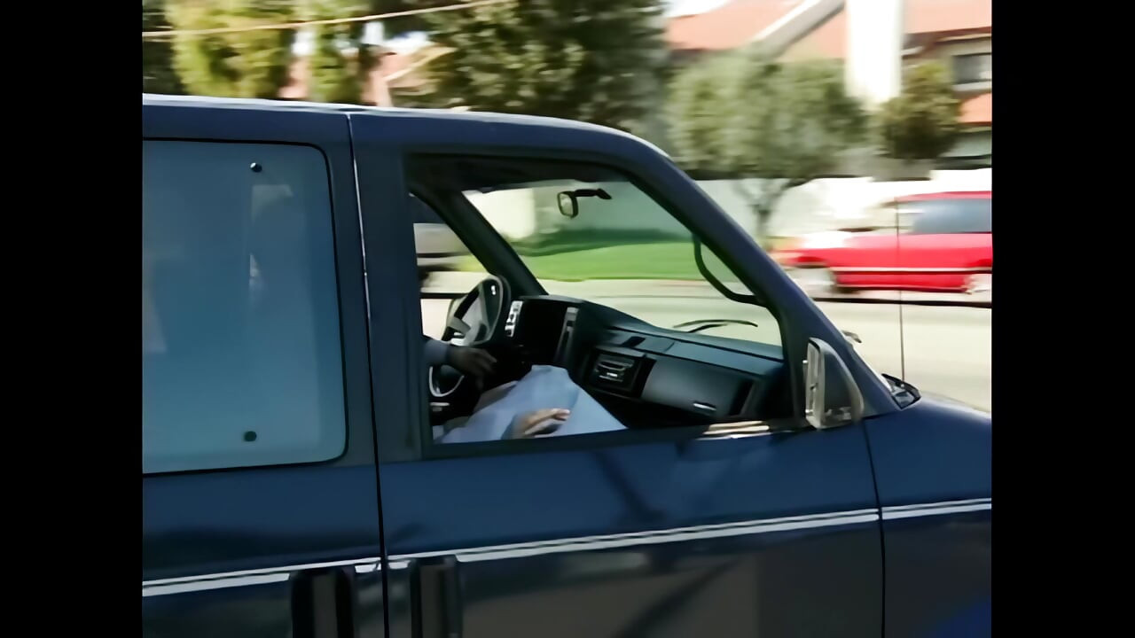 Μια νεαρή κοκκινομάλλα με ένα πανέμορφο μουνί γαμιέται άγρια από έναν μεγάλο πούτσο