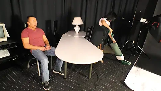 Sexy brünette MILF mit dickem arsch wird in ihre nasse muschi zertrümmert