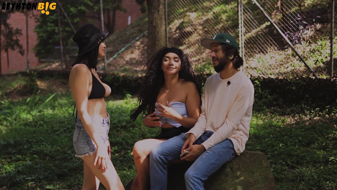 他们把我带到街上, 我邀请他们吃我的鸡巴