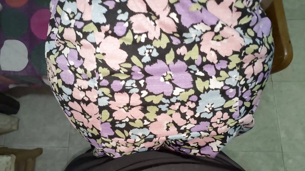 A Strange Pervert Slides His Cock Onto the Shoulder of a Big-assed Woman.