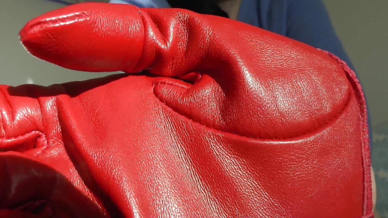 วันนี้เป็นวันน้ําแตกของมึง! ดมถุงมือหนังสีแดง, Lady Victoria Valente