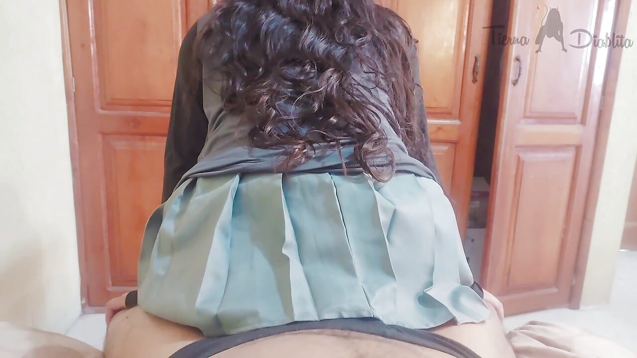 Mi Hermanastra Viene a Mi Cuarto Para Frotar Su Culo Contra Mi Verga Antes De Ir a Clases