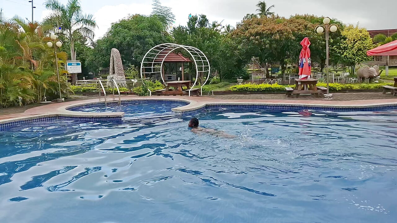 Esperma flotando en la piscina, sexo duro en el agua, doble orgasmo