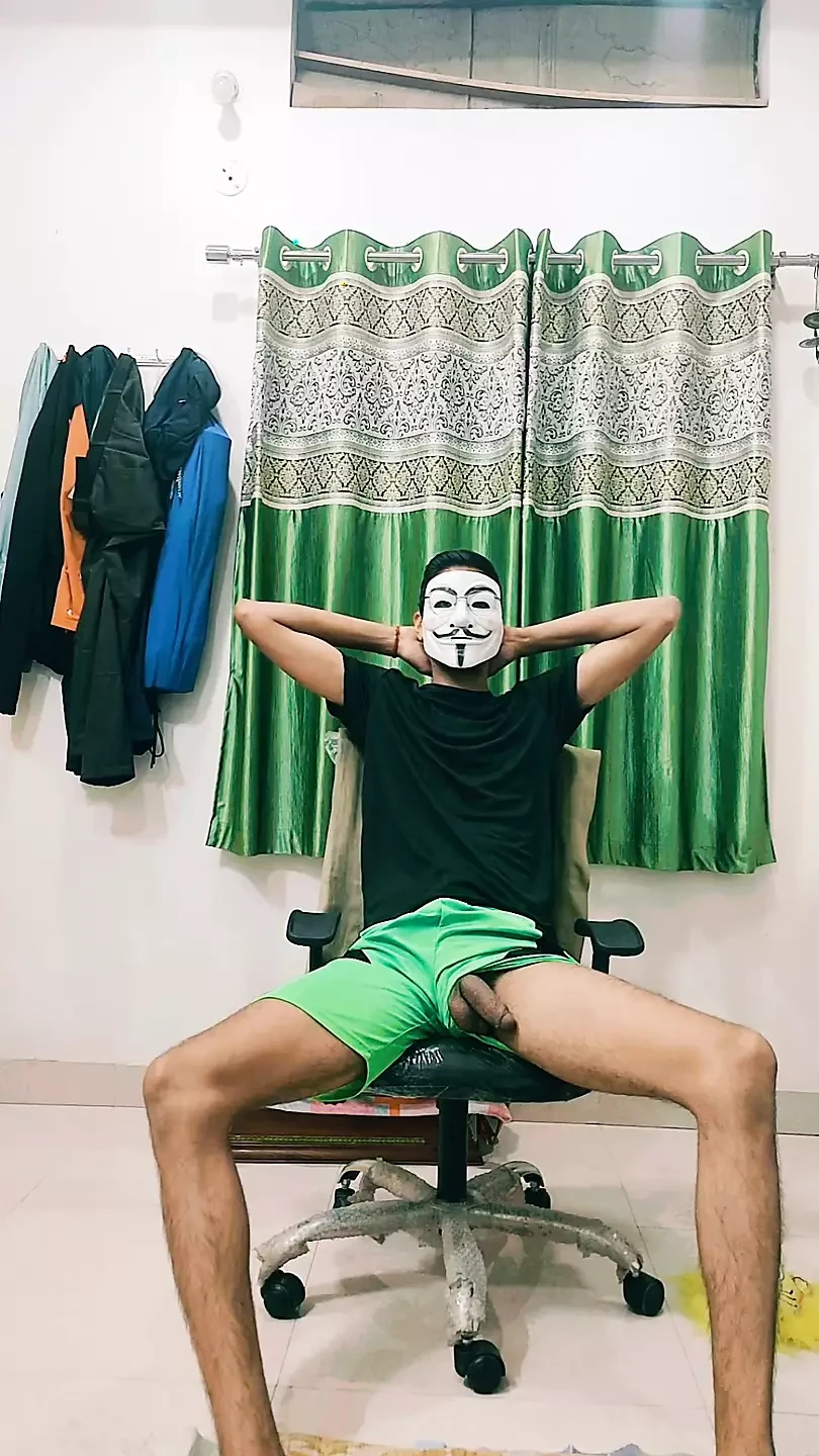 Sexy junge tanzt nackt im zimmer, sperma