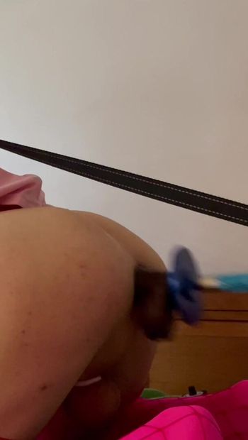 Sissy slet wordt geneukt door grote zwarte lul speeltje op neukmachine terwijl ze op zijn plaats wordt gehouden met een halsband en riem
