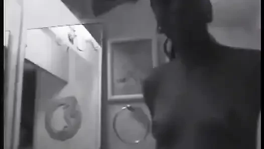 Memek berbulu gadis kulit hitam dientot habis-habisan sama kontol raksasa pria kulit hitam sampai dicrot di mulut
