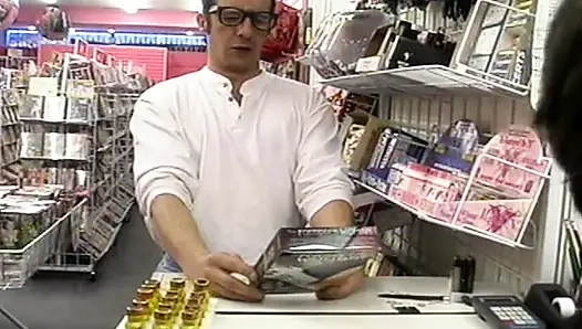 Araba kaportalı sarışın sürtük sert boşalıyor