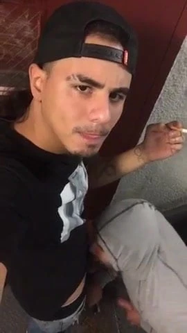 Latino fumando mientras recibe una full mamada