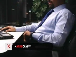 Ejecutivo árabe masturbándose en su escritorio - árabe gay