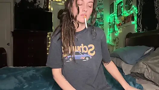 Sigara içme fetişi mastürbasyon ıslak kıllı amcık damlatıyor