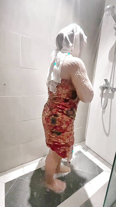Watch the bathing girl with a curved body