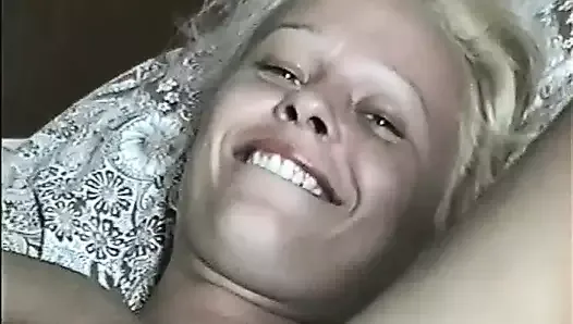 Lanzado video privado de la ingenua adolescente rubia Radka filmado por el tío disfruta y se ríe mientras se muestra