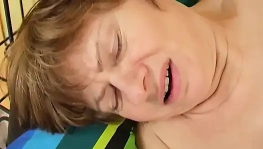 Azgın olgun esmer kanepede parmaklanıyor ve sert sikiliyor