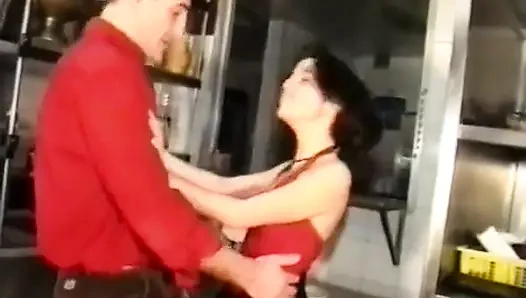 Ein Koch wird von ihren Kundinnen in der Küche geschnitten.