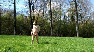 Nackt in einem Feld