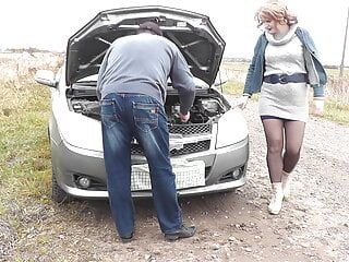 セクシーな金髪熟女の車が故障した。ランダムな通行人がそれを修正するのを手伝い、ボンネットにバックで犯される熟女。ふしだらな女。売春婦