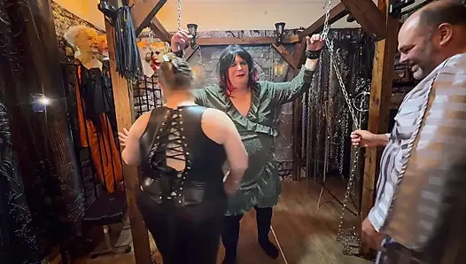 Bölüm 2:- Domina Satana ve Lanista Bear ile yeterince yarak emmediği için Stephanie için ceza seansı.