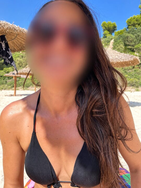 Καυτή γυναίκα με μαγιό, η Gianna πολύ σέξι στην παραλία