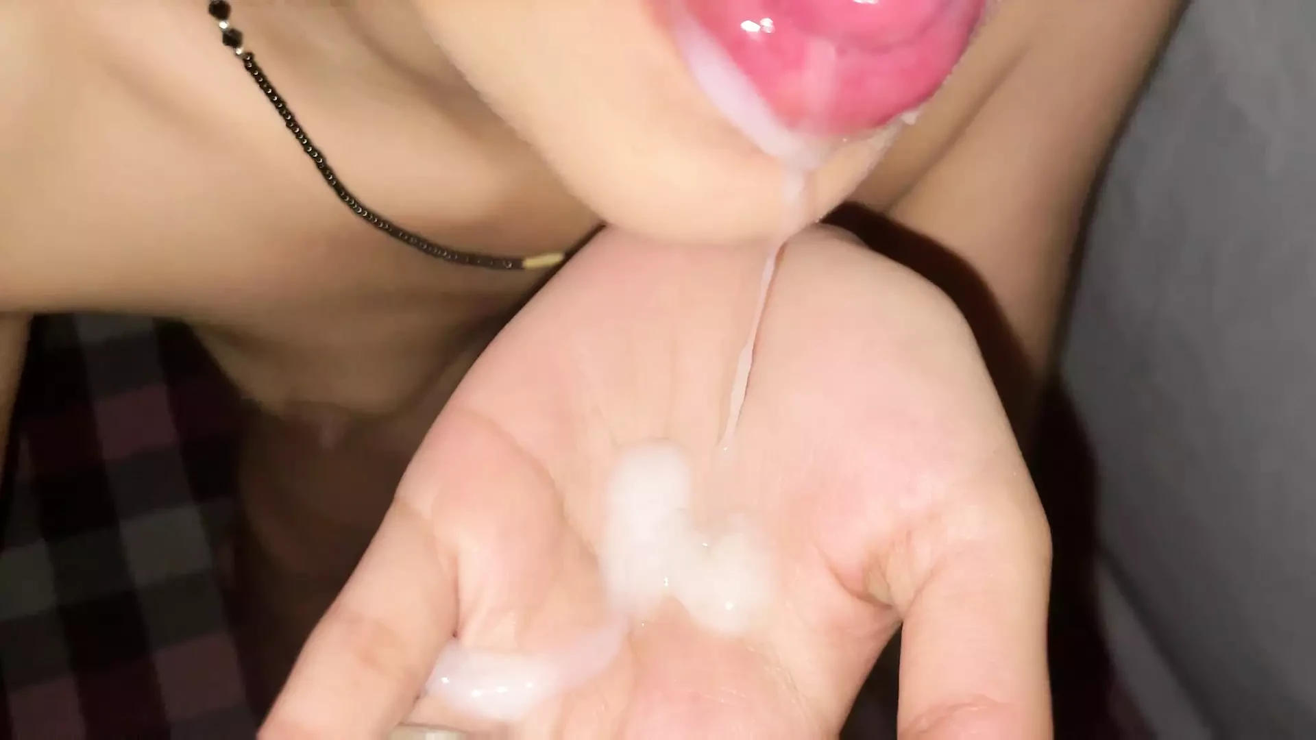 Hintli Riya'nın ağzına 💦 boşalana kadar ateşli emiyor mu?