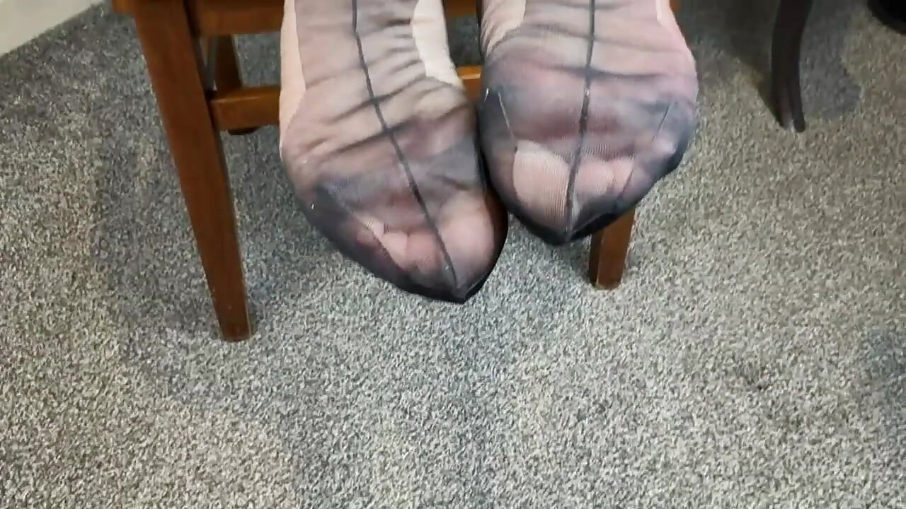 Vgq23 Aunty Sandra Putting on Her Classic Seamed Stockings