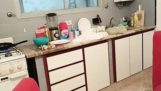 İlerledim Üvey Babamın Mutfakta Her Gece Ziyaretlerinden Gerçekten Hoşlandığımı Tahmin Ediyor