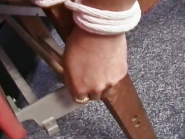 Garota sexy recebe peitos beliscados enquanto suas pernas e mãos estão amarradas