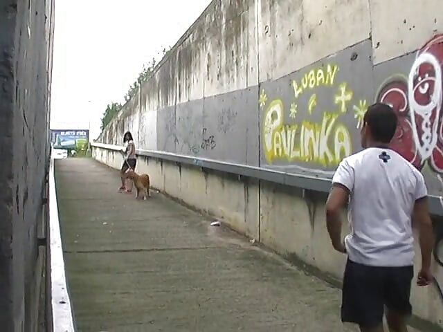 Garota sexy fodendo em uma estrada