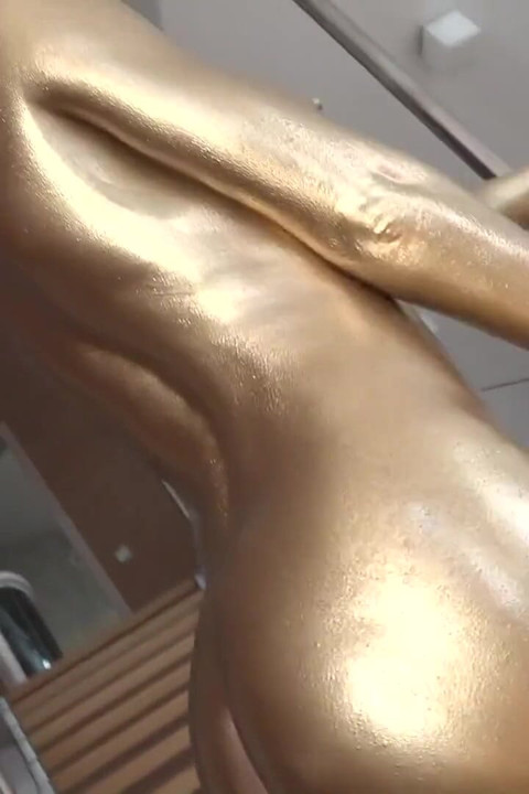 525 a Curious Girl Became a Icy Golden Statue
