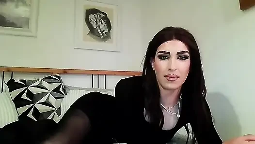 Taytlı ve külotlu travesti kamerada