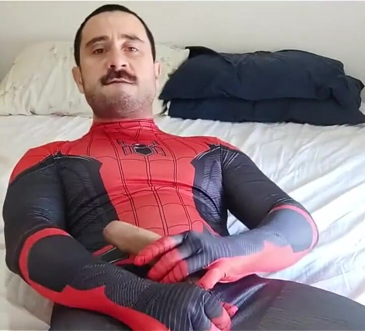 Örümcek adam uzun süre boşalıyor!