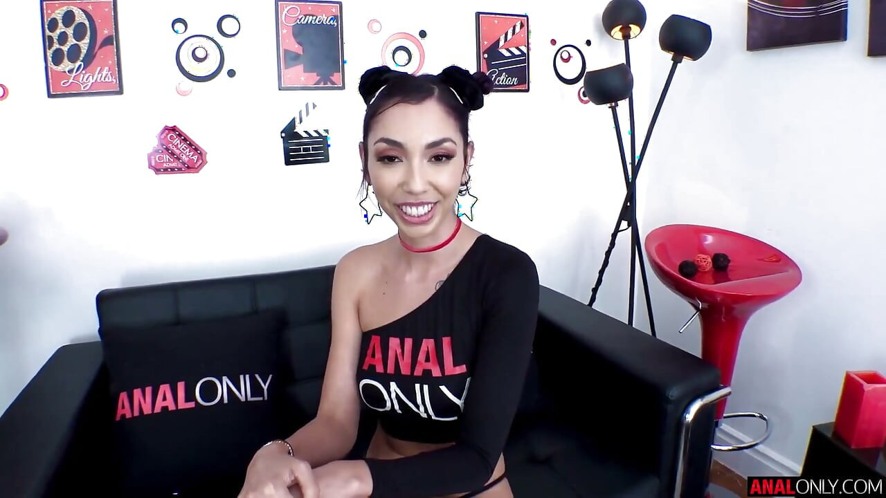 Xochi anal seviyor