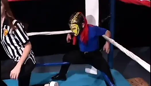 Zwerg-wrestler wird von dem brünetten schätzchen gefickt und geritten