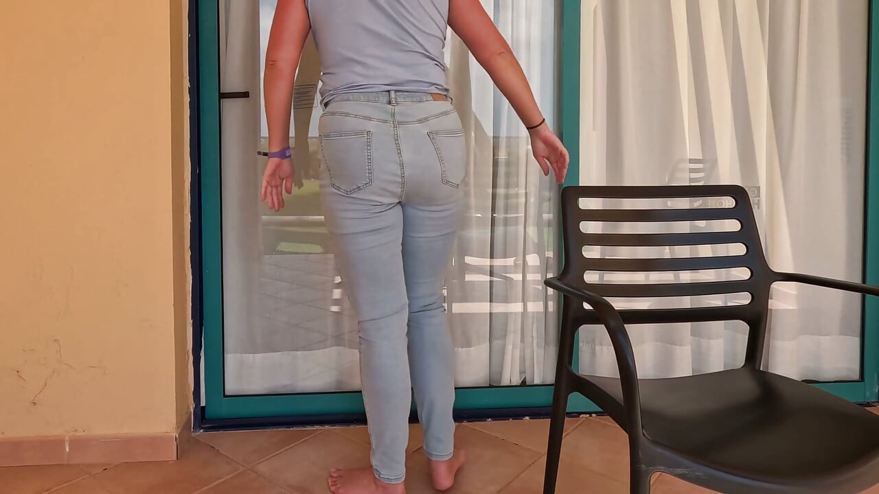 Balkon pun bešika - zaključana i piša u farmerke