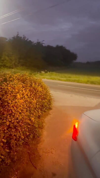 Naakt op blote voeten lopen van de auto, de stenen waren erg scherp