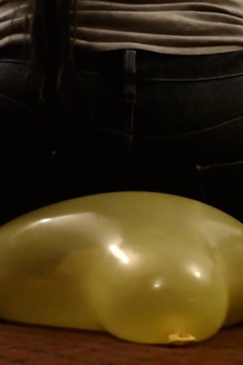 Ass Bouncing to Pop