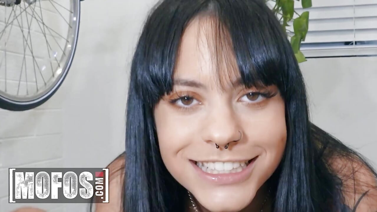 MOFOS - Melody Foxx与她的老同学重新连接，怀旧地吮吸他坚硬的鸡巴