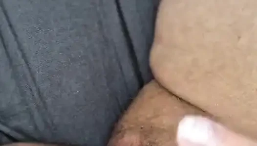 Ich fingere mich selbst. Meine Muschi ist schön nass.