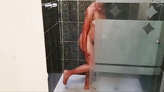 Eu assisto minha madrasta se masturbar enquanto limpa o chuveiro.